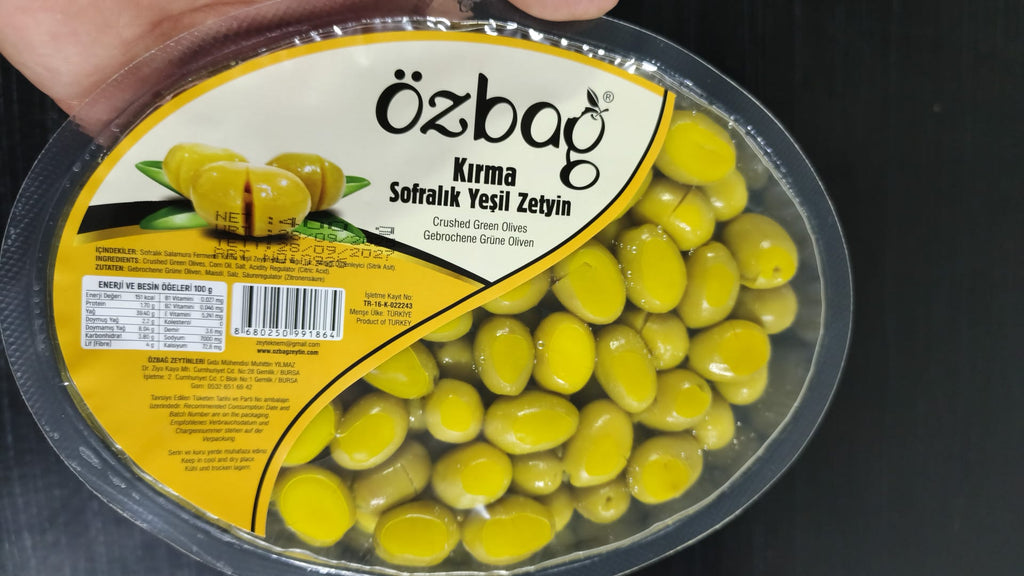 Geplette groene olijven